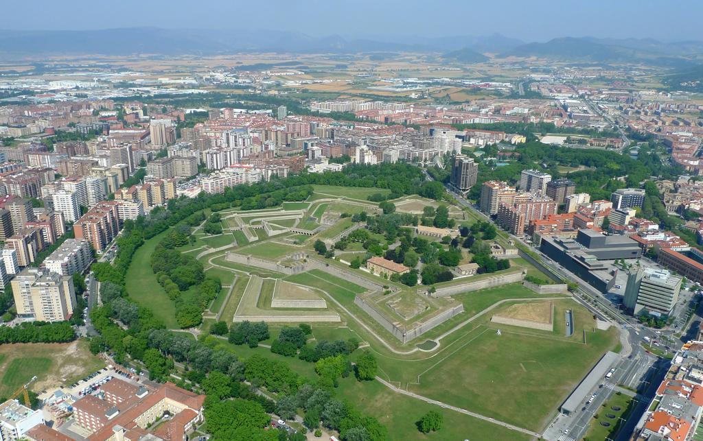 Hostal Arriazu Pamplona Luaran gambar