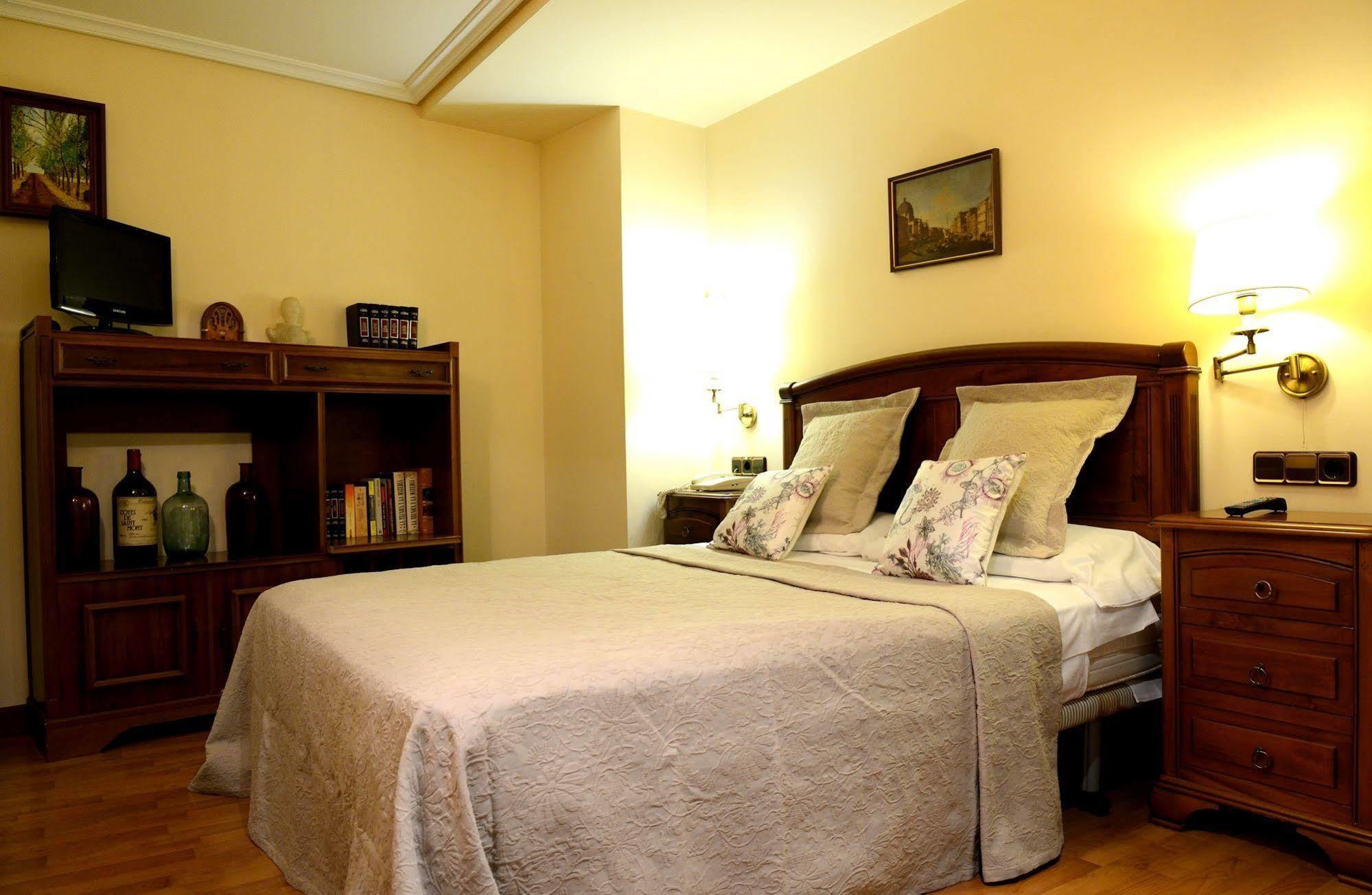 Hostal Arriazu Pamplona Luaran gambar